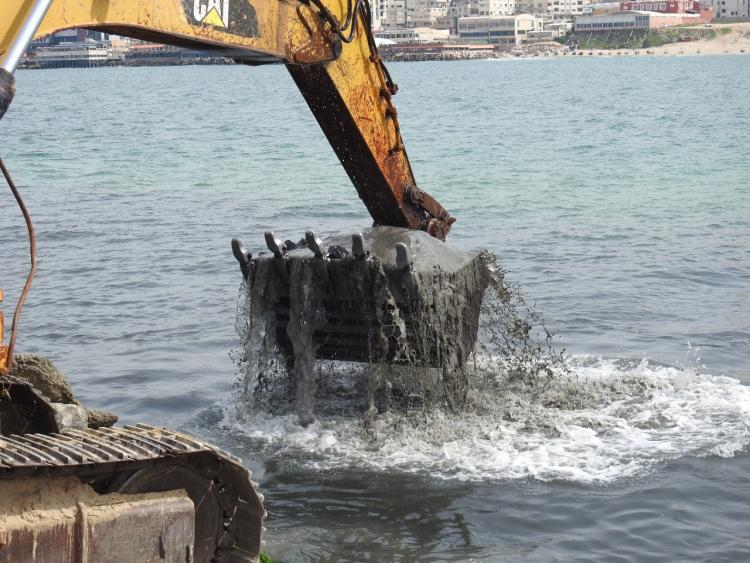تعميق حوض ميناء غزة