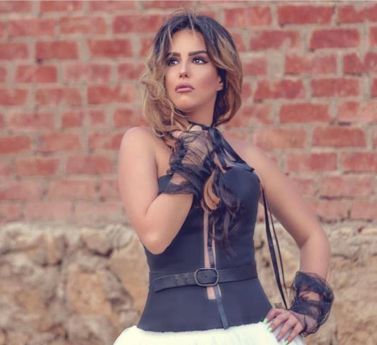 دنيا عبد العزيز