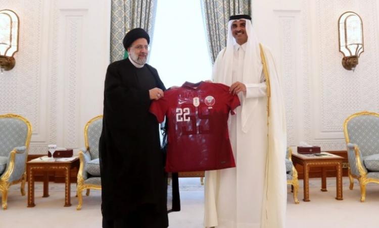 امير قطر يهدي الرئيس الايراني قميص المنتخب القطري