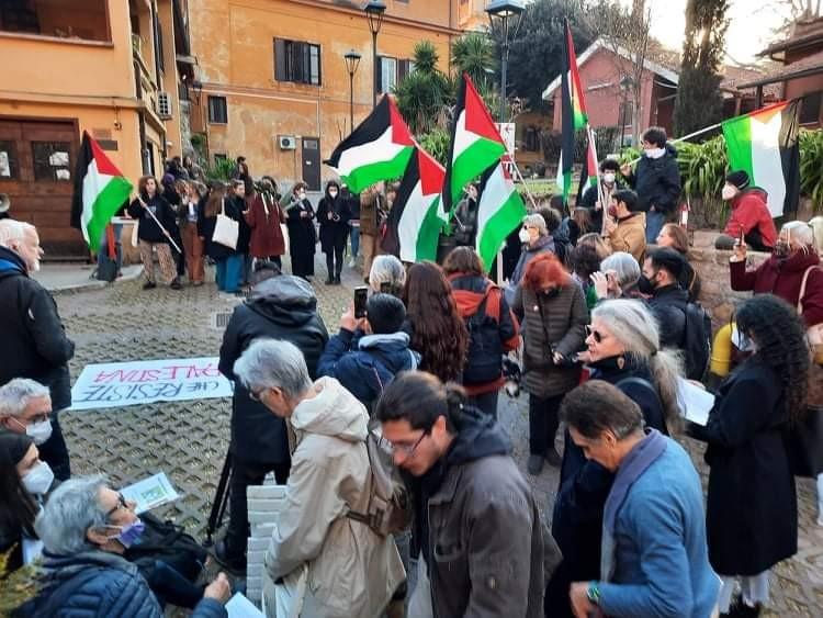 اعتصام الطلاب أمام الجامعة