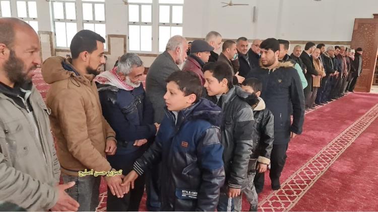 اطفال محمد الضيف خلال جناز جدهم