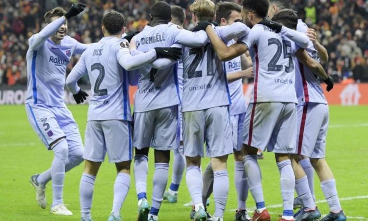 لاعبو برشلونة بعد الانتصار على غلطة سراي