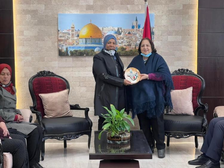 وزيرة الصحة تكرم الدكتورة هدى أبو خوصة