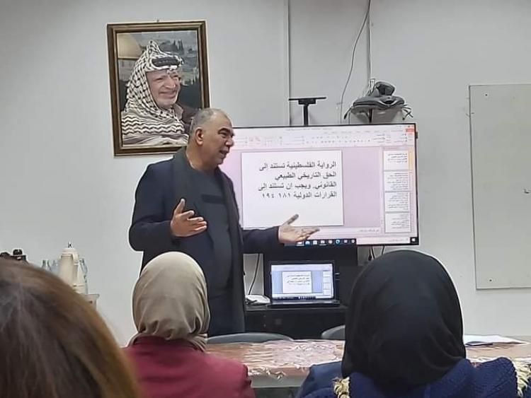 الأستاذ محمد قاروط خلال الندوة