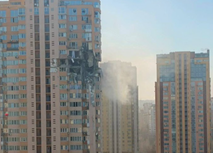 المبنى السكني المستهدف في العاصمة الأوكرانية كييف