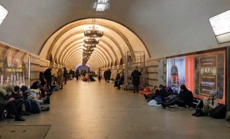 أوكرانيون يختبئون بمحطات مترو الانفاق