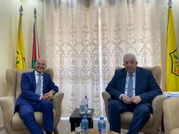 محمود العالول خلال استقباله سفير هولندا في فلسطين