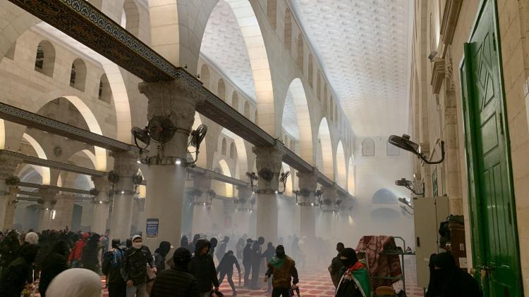 خلال الاعتداء على المصلين