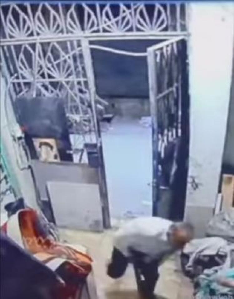 رعب خلال 21 ثانية.. شاهد: مصري يحاول قتل زوجته بطريقة وحشية