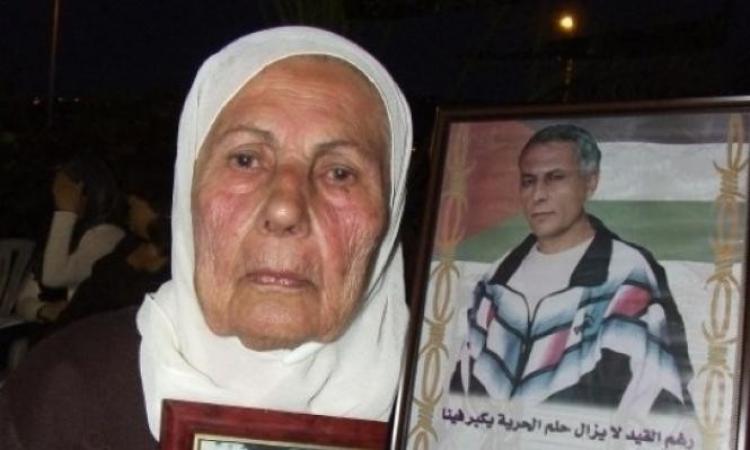 والدة الاسير كريم يونس