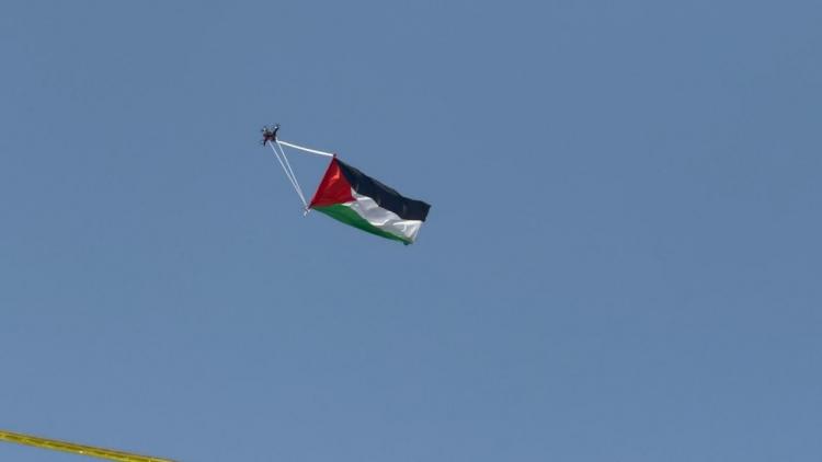 الطائرة تحمل العمل الفلسطيني