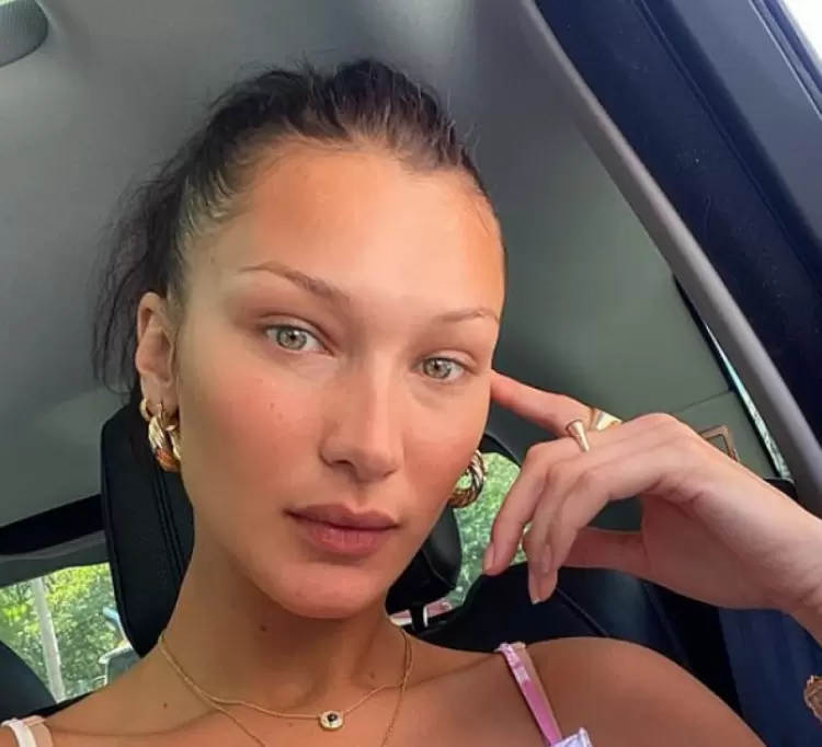 عارضة الأزياء العالمية بيلا حديد