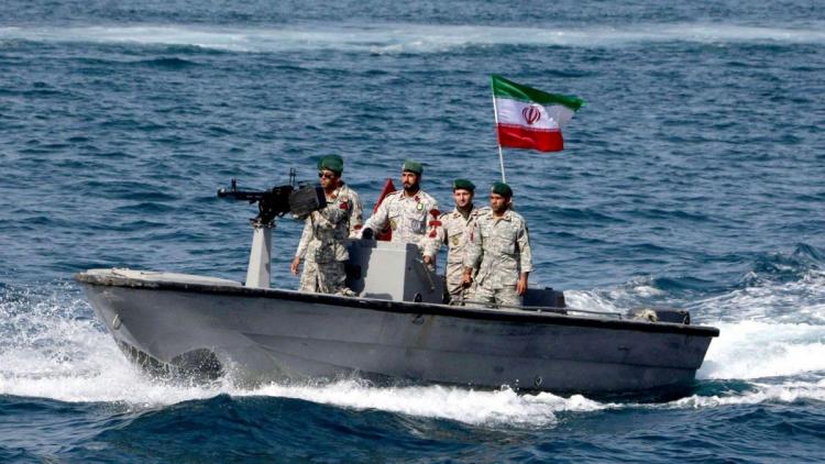 بدأت مرحلة جس النبض.. زوارق مجهولة تتحرش بالبحرية الإيرانية في البحر الاحمر