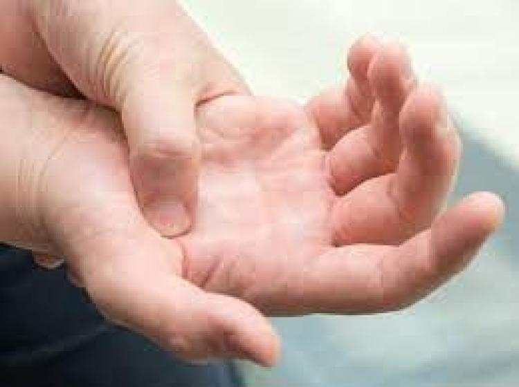 تنميل اليد اليمنى.. 8 أسباب تجعلك تذهب للطبيب فورًا