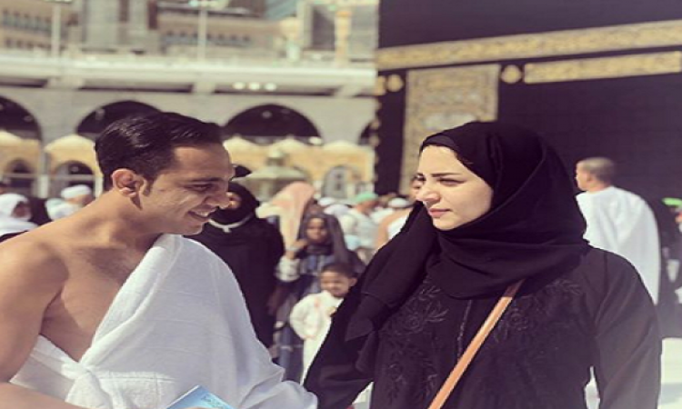أوس أوس ينشر صورة مثيرة للجدل من داخل  الحرم المكي.. اتقابلوا إزاي؟!