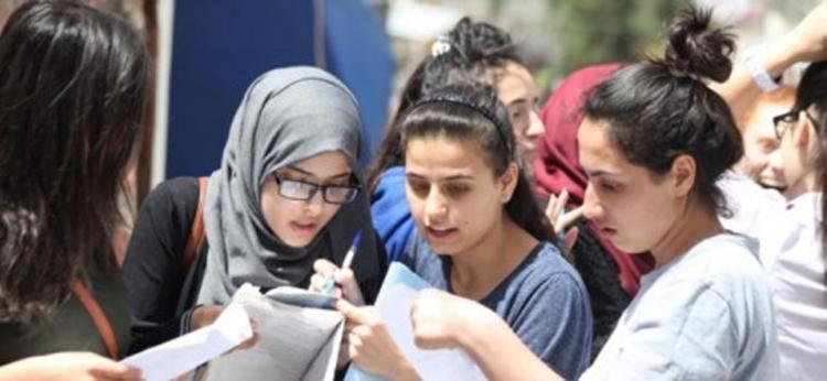 طالبات توجيهي عقب انتهاء الامتحان - أرشيفية