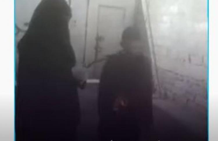 شاهد.. سيدة يمنية تشعل النار في ثوبها والسبب زوجها