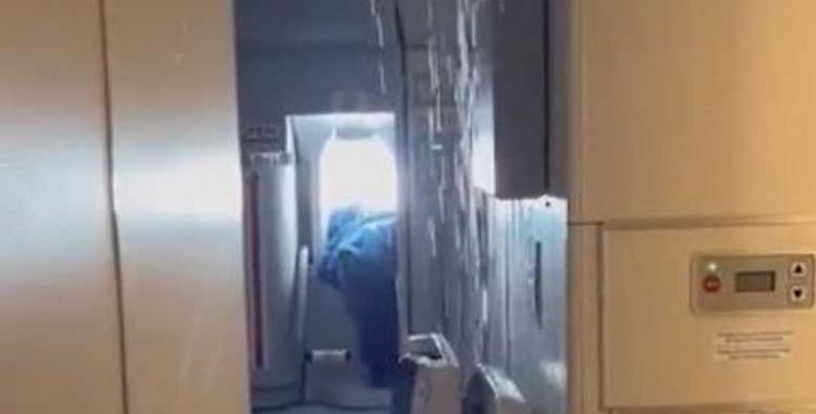 تسرب مياه كبير وغريب داخل مقصورة لطائرة بريطانية
