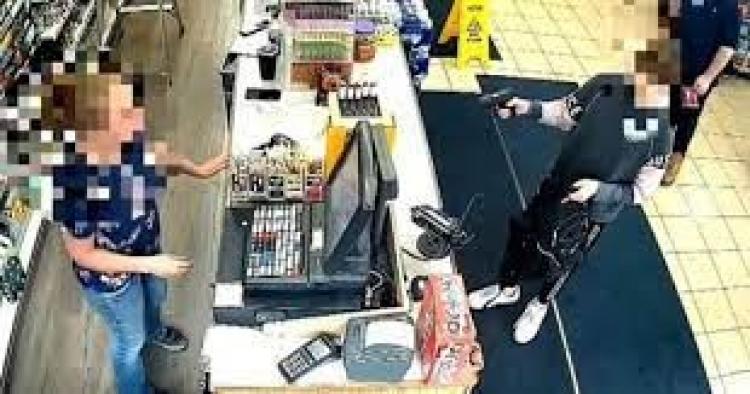 طفل يسطو بالسلاح على محطة وقود بأمريكا