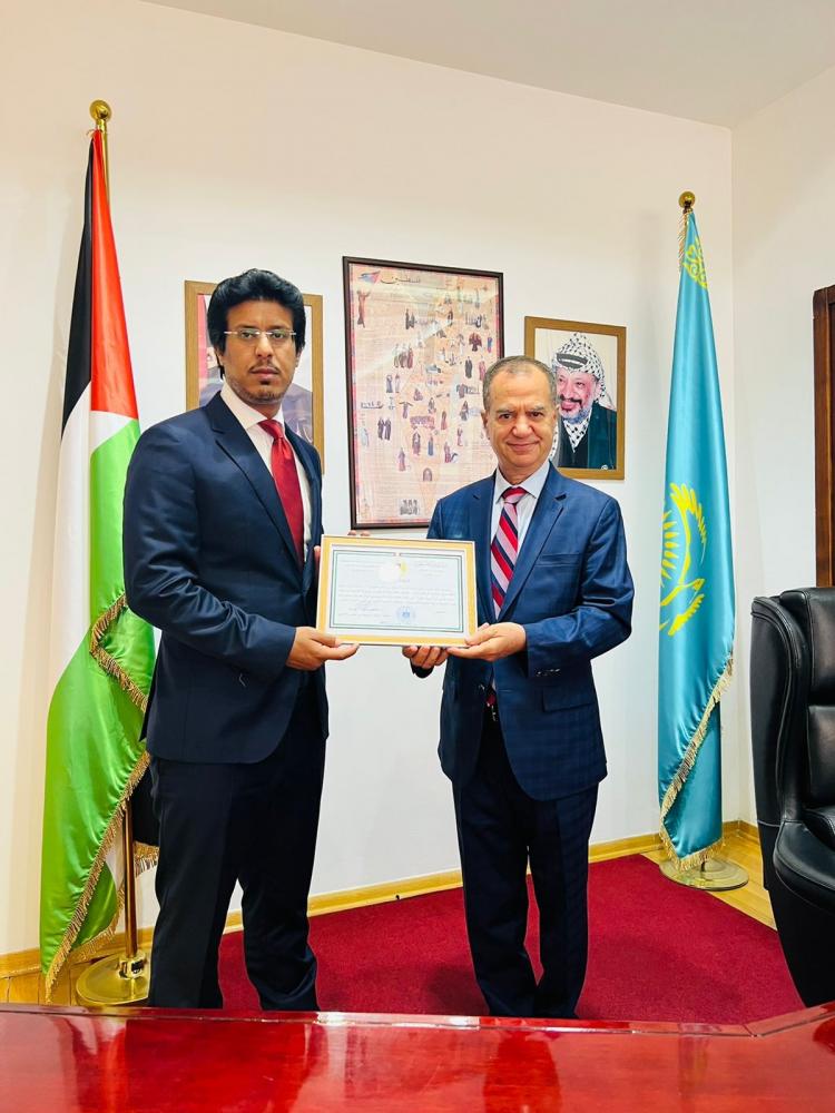 السفير ابو زيد يقلد المستشار صلاح جعبوب شهاد تقدير