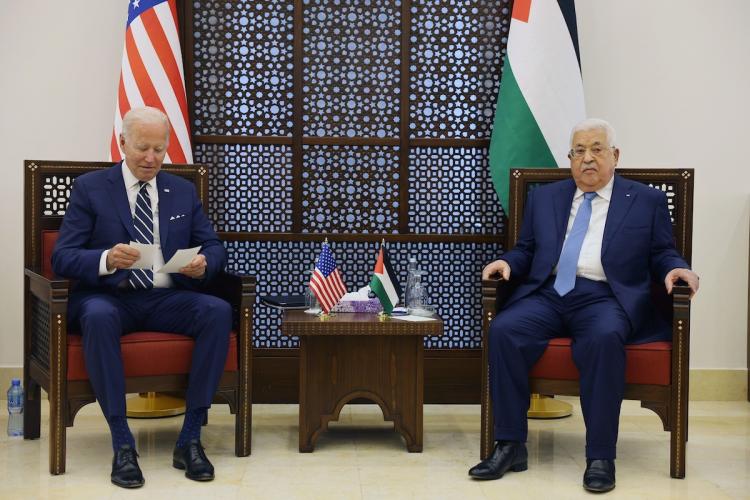خلال لقاء الرئيس محمود عباس مع الرئيس الامريكي