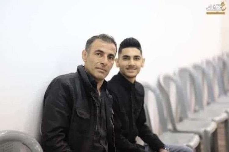 المواطن عامر عمرية مع نجله الذي قتله