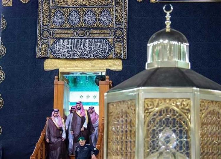 : ولي العهد السعودي يشارك في غسيل الكعبة المشرفة