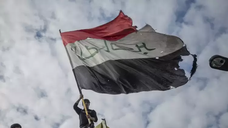 مواطن عراقي يحلم علم العراق