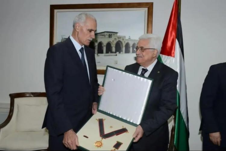 الرئيس محمود عباس يكرم الحج اسماعيل جبر