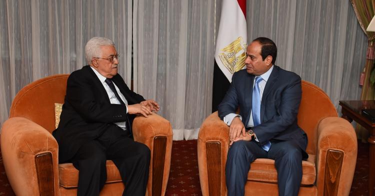 الرئيس محمود عباس ونظيره المصري عبدالفتاح السيسي