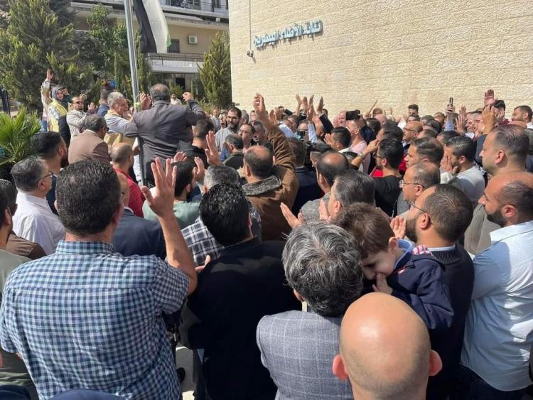 الاطباء يحتجون على قرار الرئيس