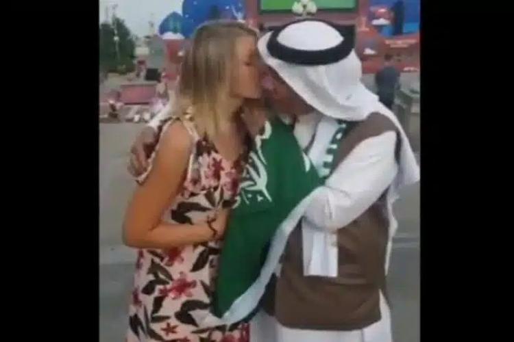 سعودي يحتضن مشجعة