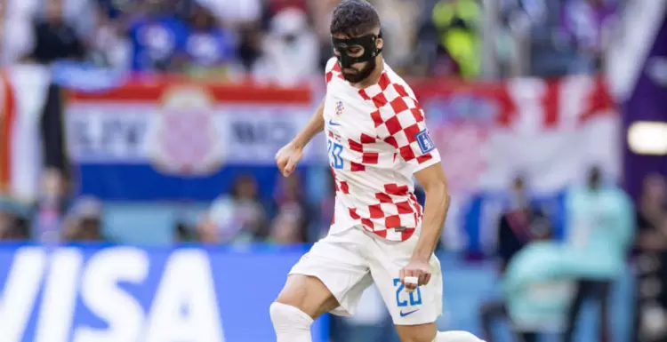 لاعب يرتدي القناع الواقي