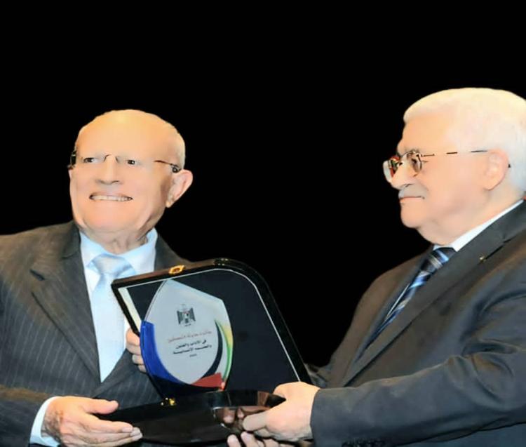 الدكتور حسام الخطسب مع الرئيس محمود عباس