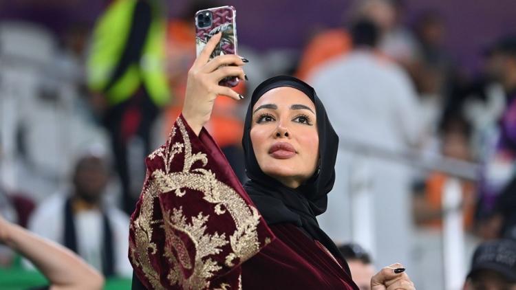 مشجعة لكرة القدم بالزي القطري التقليدي في مدرجات استاد "الثمامة"
