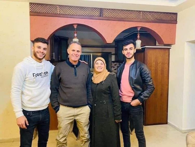 شهيدا الفجر مع والديهما - جواد وظافر ريماوي