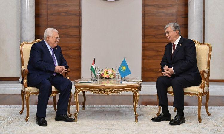 الرئيس محمود عباس مع رئيس كازاخستان قاسم توكاييف