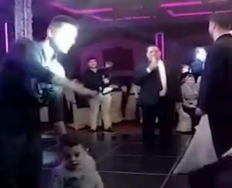 رجل يطلق زوجته خلال حفل زفاف ابنتها