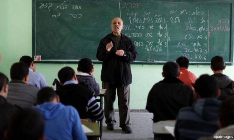 معلم في احدى المدارس