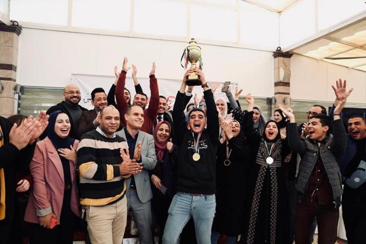جانب من الاحتفال بفوز جامعة الأقصى
