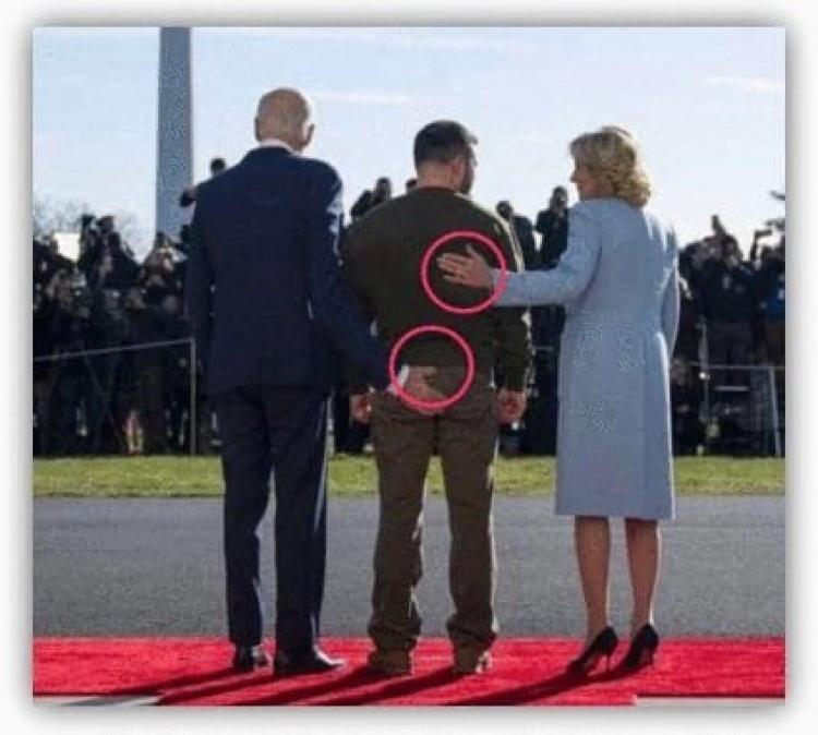 بايدن يتحسس مؤخرة زيلينسكي