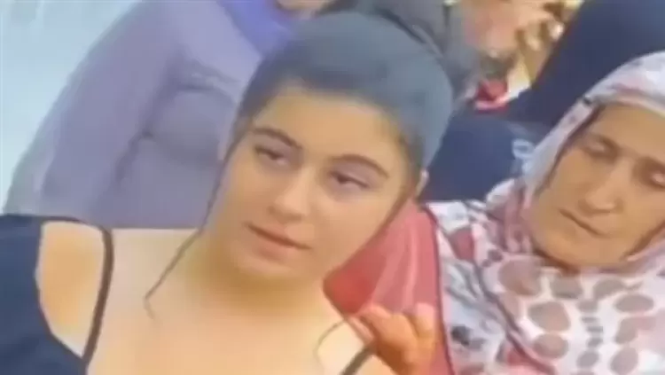 سيدة تنغز فتاة بدبوس