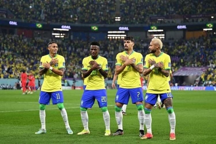 رقصة لاعبي البرازيل