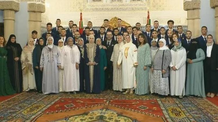 ملك المغرب يكرم لاعبي المنتخب وأمهاتهم