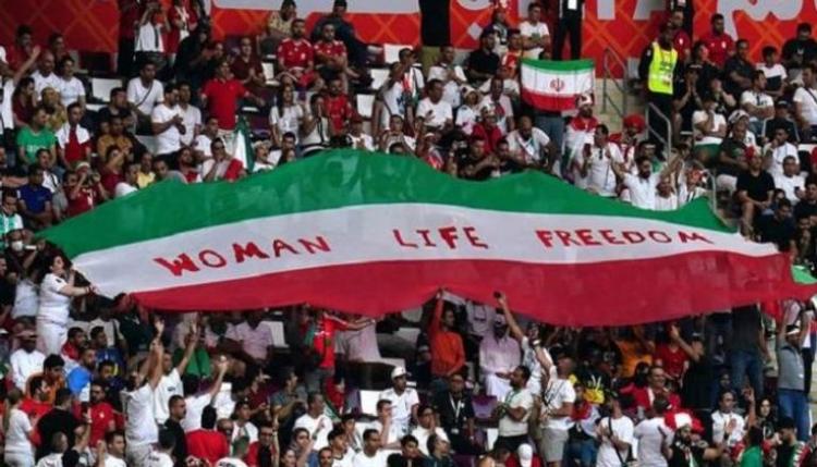 ايرانون يحتفلون بخسارة منتخب بلادهم