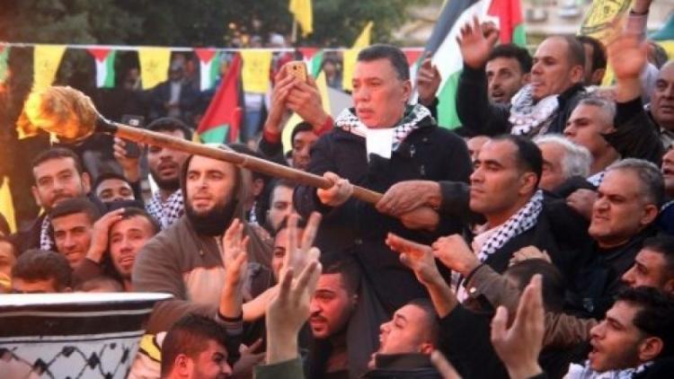 احمد حلس عضو اللجنة المركزية لحركة فتح يوقد شعلة الانطلاقة