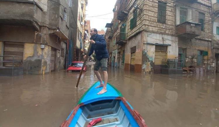 عضو برلمان مصري يتجول بقارب صغير