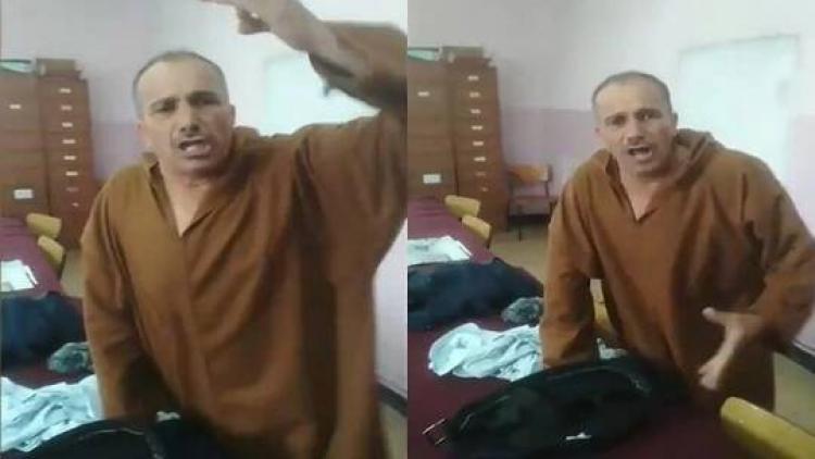 مسؤول جزائري يتعرى في مكان عام