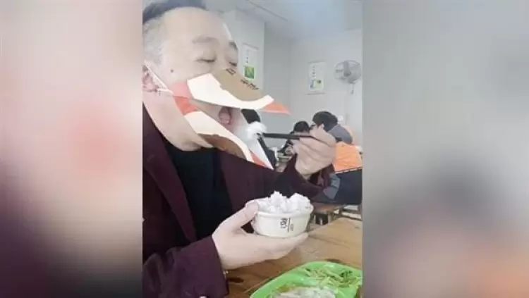 صيني يأكل بمنقار