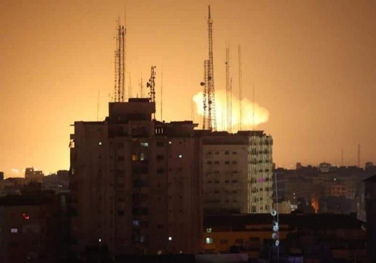 خلال استهداف طائرات الاحتلال الاسرائيلي موقعا في مدينة غزة